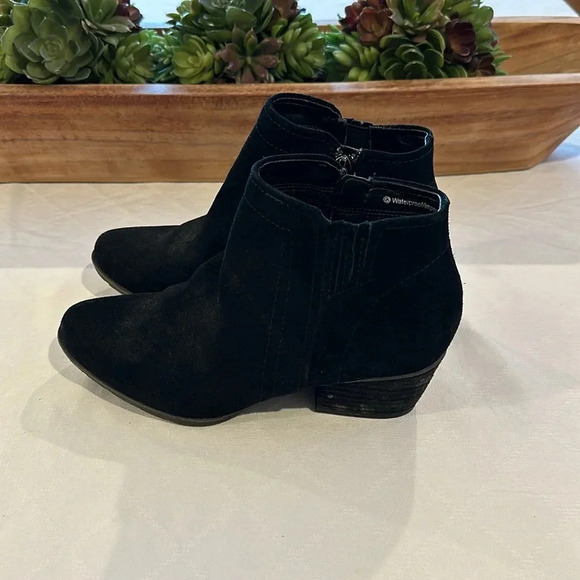 Blondo Women's Black Suede Villa Waterproof Ankle Bootie size 6 EUC - Picture 3 of 7